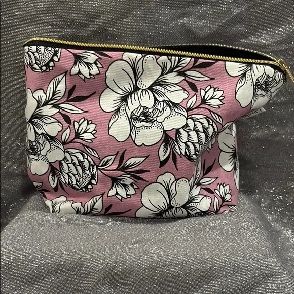 Elizabeth Arden Skin Care Set with a cosmetic bag